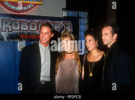 HOLLYWOOD, CA - le 26 octobre : l'acteur Robert John Burke et sa femme et vous assister à "Robocop 3" Création le 26 octobre 1993 à Hollywood Théâtre Galaxy à Hollywood, Californie. Photo de Barry King/Alamy Stock Photo Banque D'Images