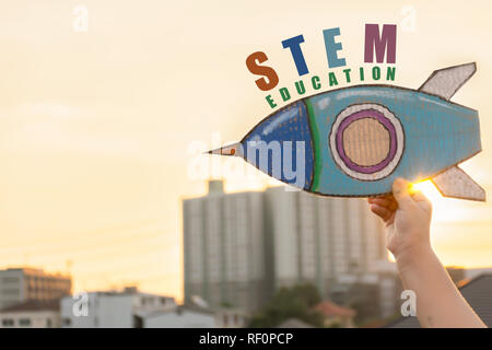 Concept de l'éducation de la tige. Guide d'étude qui intègre les connaissances de la Science, technologie, ingénierie, mathématiques. Les enfants sont titulaires d'un document de fusée, la tige du texte. Inte Banque D'Images