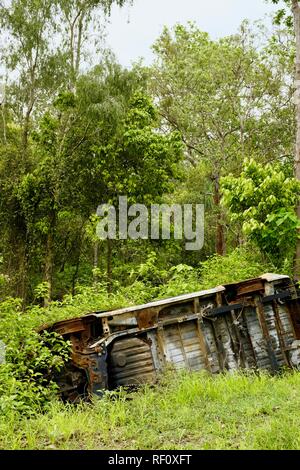 Retourner et épave de voiture abandonnée dans une forêt, Mia Mia State Forest, Queensland, Australie Banque D'Images