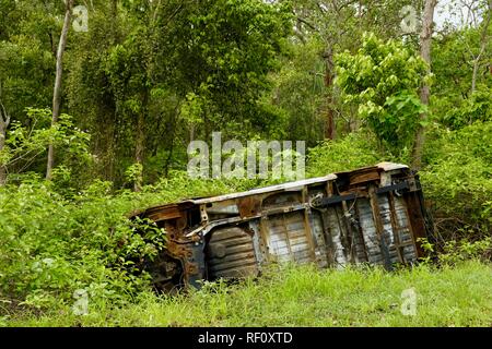 Retourner et épave de voiture abandonnée dans une forêt, Mia Mia State Forest, Queensland, Australie Banque D'Images