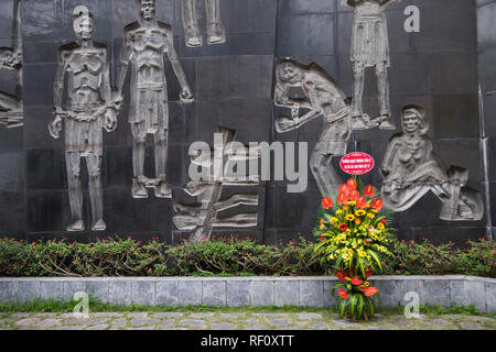 Plus de détails sur une plaque commémorative au musée de la prison Hilton de Hanoi à Hanoi, Vietnam. Banque D'Images
