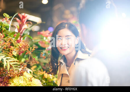 Happy young asian couple le choix et l'achat des fleurs Banque D'Images