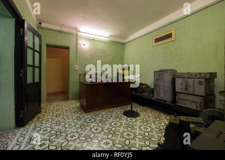 La D67 Siège de la guerre pour l'armée vietnamienne du nord à Hanoi, Vietnam. Chambre à l'abri souterrain. Banque D'Images