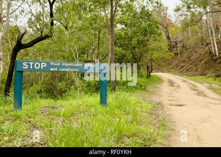 Road Stop impraticables dans les conditions humides, signe, Mia Mia State Forest, Queensland, Australie Banque D'Images
