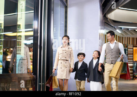 Happy asian family avec deux enfants marcher dans shopping mall Banque D'Images