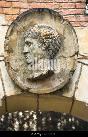 Römische Ruine sont fausses ruines romaines créé par Ferdinand von Hohenberg en 1778 dans les jardins du palais Schönbrunn gardens, Vienne, Autriche. Banque D'Images