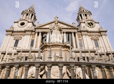 Statue de la reine Victoria à l'extérieur de l'entrée principale de la Cathédrale St Paul à Londres, Angleterre, Grossbritannien, Europa Banque D'Images