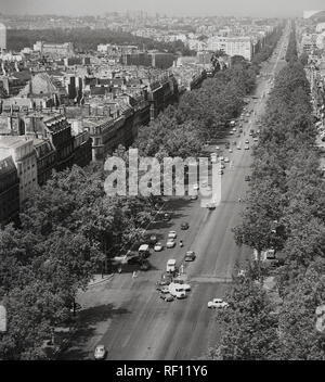 Années 1950, historique, Paris, vue sur la ville en bas du long boulevard bordé d'arbres des Champs-Élysées. À 1. 2km de long et bordée de châtaigniers à cheval c'est une des plus belles avenues de la ville. Banque D'Images