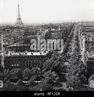 Années 1950, historique, Paris, vue sur la ville showig le long boulevard bordé d'arbres et de la célèbre Tour Eiffel situé sur le Champs de Mars dans le lointain. Intéressant à ce moment, la tour a été l'ony haut édifice de l'horizon. Banque D'Images