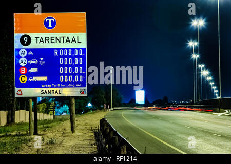 Johannesburg, Afrique du Sud - 24 octobre 2011 : Sortie d'autoroute la signalisation sur l'autoroute la nuit Banque D'Images