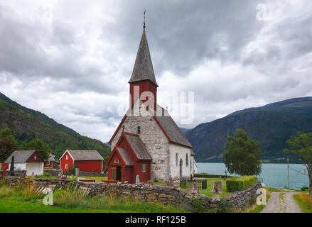 12e siècle Roman Gothique Dale église de village Lustre sur le Lustrafjord Lustrafjorden (fjord), succursale d'une plus grande de Sogn (le Sognefjorden), Lu Banque D'Images