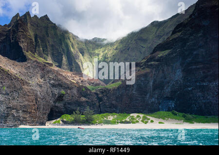 Une île volcanique de la Côte de Na Pali State Park sur la rive nord de Kauai, Hawaii, United States, est accessible uniquement par bateau ou à pied. Banque D'Images