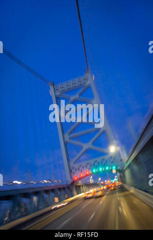 Le trafic sur le pont Benjamin Franklin à l'aube, Philadelphie USA Banque D'Images