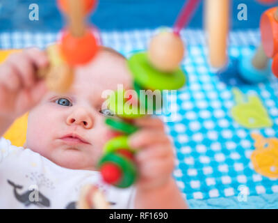 Portrait de bébé fille jouant avec les jouets en bois Banque D'Images