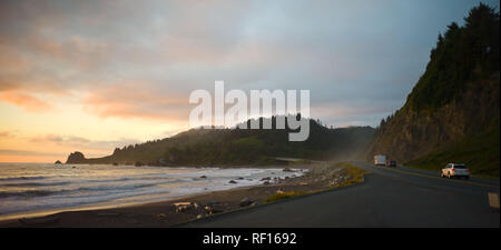 La route 101 est une route côtière panoramique à travers le nord de la Californie, qu'on voit ici au coucher du soleil d'une plage en bordure de l'océan Pacifique. Banque D'Images