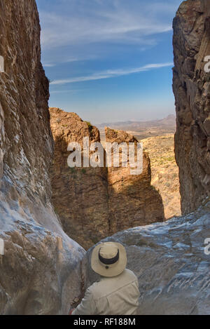 Randonneur à la fenêtre avec sa vue de Désert de Chihuahuan de montagnes Chiso à Big Bend National Park, Texas, États-Unis Banque D'Images