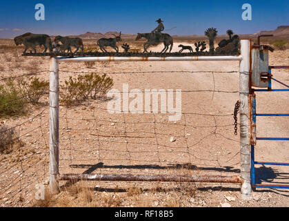 Signe en fer forgé au ranch entrée dans désert de Chihuahuan près de Alpine, Texas, USA Banque D'Images