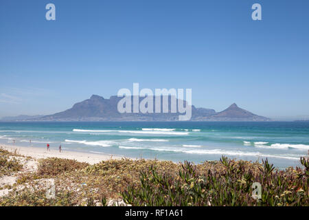 Vue de la Table Mountain sur Table Bay de Bloubergstrand, Cape Town - Afrique du Sud Banque D'Images