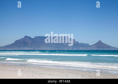 Vue de la Table Mountain sur Table Bay de Bloubergstrand, Cape Town - Afrique du Sud Banque D'Images