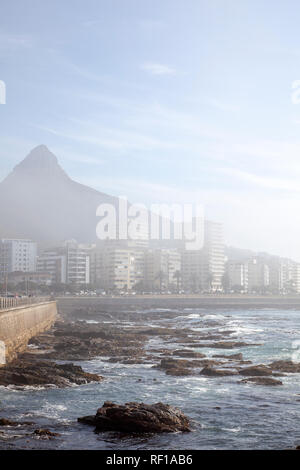 Appartements le long de la promenade de Sea Point dans la brume - Cape Town , Afrique du Sud Banque D'Images