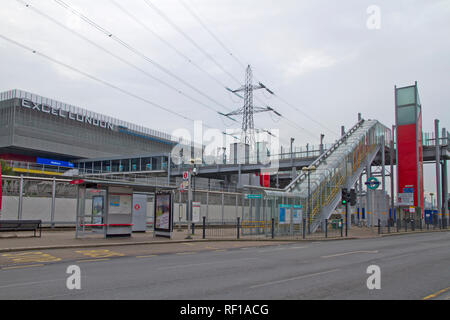 Prince Regent DLR Station avec le London ExCel Exhibition Centre à l'arrière-plan. Banque D'Images