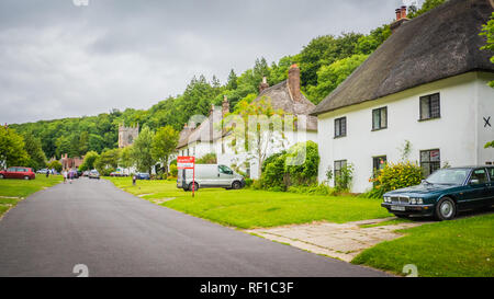 Milton Abbas, Dorset / UK - 0711 2017 : Ancien village médiéval français dans le sud-ouest du Royaume-Uni. Rue avec maisons ancienne chaumière en Angleterre. Vin rétro Banque D'Images