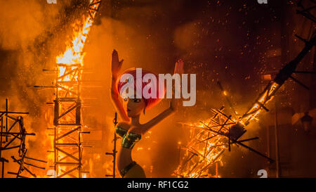 Les dernières parties dans le feu de l'incendie pendant la Crema Falla tendue au cours de l'événement final Fallas de Valence Communauté, ville de Cullera Banque D'Images