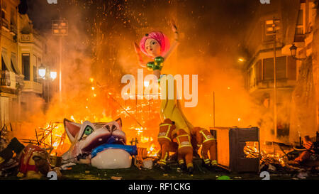 Fire men moving les restes de combustion Falla tendu dans le feu pendant la Crema événement final au cours de Fallas Banque D'Images