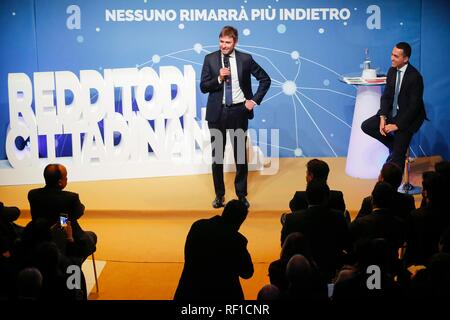 Italie, Rome, le 22 janvier 2019 : Alessandro Di Battista (5 étoiles de mouvements anormaux) présente le revenu de la loi sur la citoyenneté. Dans la photo avec le vice-premier M Banque D'Images