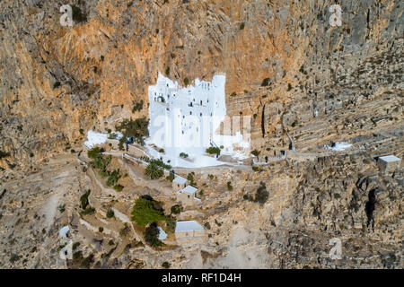 Vue aérienne du monastère de Panagia Hozovitissa sur Amorgos island Banque D'Images