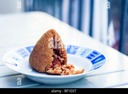 Snack-sicilienne, au plat de la balle de riz "Pearl" sur une assiette, de l'alimentation de rue typique de la Sicile Banque D'Images