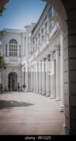 New Delhi - Inde / 11 Avril 2017 : quartier des affaires Connaught Place, le centre-ville de New Delhi en Inde avec des bureaux, des banques et des centres commerciaux. Banque D'Images