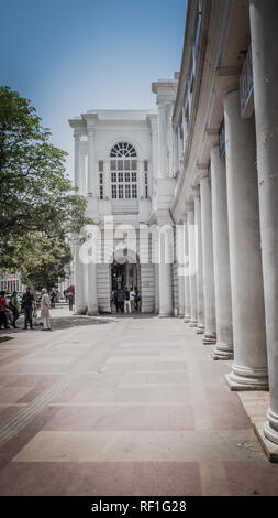 New Delhi - Inde / 11 Avril 2017 : quartier des affaires Connaught Place, le centre-ville de New Delhi en Inde avec des bureaux, des banques et des centres commerciaux. Banque D'Images