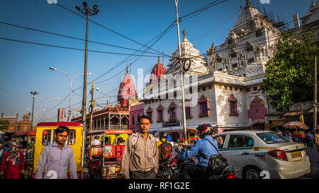 New Delhi - Inde / 11 Avril 2017 : Pierre Blanc et rouge des temples à Chandni Chowk rue la plus animée et les marchés à New Delhi. La circulation dans la vieille ville de Delhi Banque D'Images