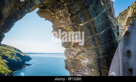 Ruines du château de Tintagel en Cornouailles à l'ouest de la côte du paysage, port pour les vacances d'été. Cornish été avec green falaises rocheuses. Banque D'Images