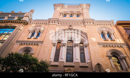 Colegio de los ingleses ou English college, près de la Plaza de Santa Ana ou Saint Anne square centre-ville de Madrid, Espagne en quart littéraire. Banque D'Images