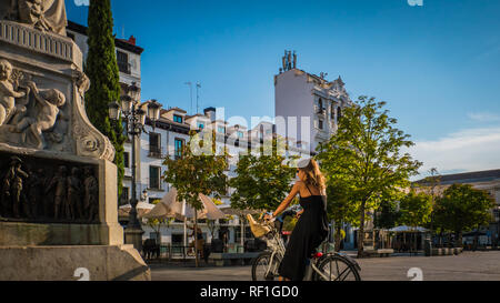 Madrid / Espagne - 0816 2017 : Pedro Calderon de la Barca célèbre dramaturge espagnol, poète et écrivain de l'âge d'or statue sur la Plaza de Santa Ana Banque D'Images