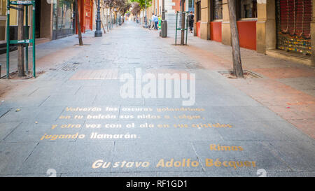 Madrid / Espagne - 0816 2017 : lettres sur le pavé de marbre Gustavo Adolfo Becquer à la Calle de las Huertas street dans le quartier littéraire vers le bas Banque D'Images