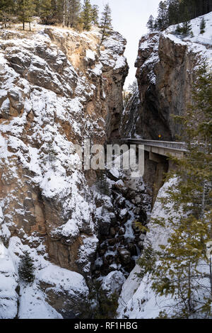 Canyon Sinclair à Radium Hot Springs, dans le parc national Kootenay, au cours de l'hiver, avec une vue sur une petite cascade Banque D'Images