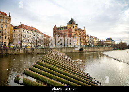 Prague, République tchèque - 12.01.2019 : Avis de quai Smetanovo Nabrezi dans la vieille ville de Prague de la rivière Vltava à Prague, République Tchèque Banque D'Images