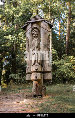 JUODKRANTE, LITUANIE - AOÛT, 2018 : Raganu kalnas lituanienne traditionnelle l'art de sculpture sur bois sculptures de musiciens folk en public nature park en Juod Banque D'Images