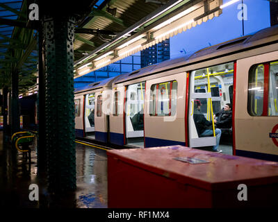 Une ligne de métro de Londres avec son attente ouverture des portes à la plate-forme de Station Whitechapel Banque D'Images