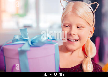 Charmante petite femme ayant d'anniversaire à la maison Banque D'Images