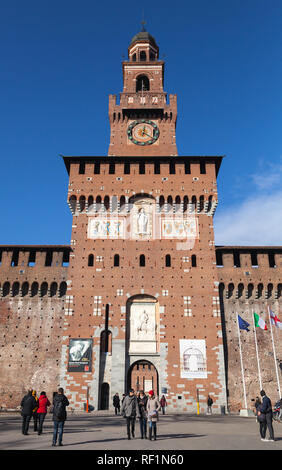 Milan, Italie - 19 janvier 2018 : les touristes à pied sur place près de l'entrée du château des Sforza. Il a été construit au 15ème siècle. Plus tard rénové et de l'enl Banque D'Images