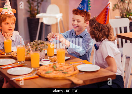 Happy kids vont manger la pizza sur Birthday party Banque D'Images