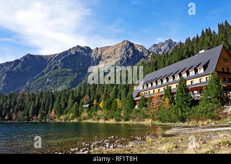 Popradske Pleso, Slovaquie - 15 octobre 2017 : vue sur le lac et refuge touristiques dans Popradske Pleso, Parc National des Tatras en Slovaquie le Banque D'Images