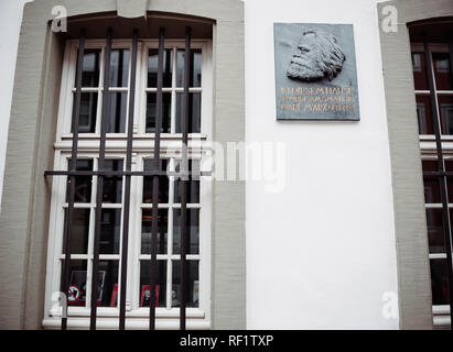 TRIER, ALLEMAGNE - DEC 21, 2015 : Vue de face d'une plaque commémorative sur la façade de la maison ont été Karl Marx à Trèves, Allemagne Banque D'Images