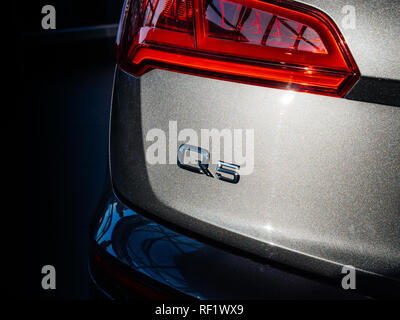 PARIS, FRANCE - OCT 10, 2018 : Luxe Audi Q5 SQ7 SUV sur une rue française logo de marque de signalisation Banque D'Images