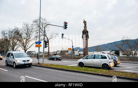 TRIER, ALLEMAGNE - DEC 21, 2015 : les voitures allemandes et statue de l'empereur Constantin tenant une couronne d'une croix, au sommet d'une colonne au pied de la Kaiserstrasse rue Imperial sur la Moselle Banque D'Images
