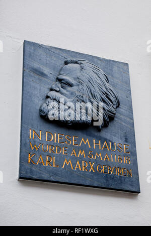 TRIER, ALLEMAGNE - DEC 21, 2015 : Détail d'une plaque commémorative sur la façade de la maison ont été Karl Marx, le philosophe allemand, économiste, sociologue, journaliste et socialiste révolutionnaire est né en 1818 Banque D'Images